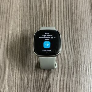 Fitbit Versa 4 Fitness Smartwatch Platinum
